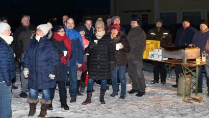 Bild: fjo
Lagerfeuer und Kerzenschein erwecken die Aufmerksamkeit der Vorbeifahrenden. Das Wintergrillen des SPD-Ortsverbands ist bestens frequentiert.