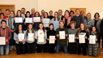 Bild: Stephan Huber
Solidaritätsadresse an die Präsidentin der Israelitischen Kultusgemeinde München, Charlotte Knobloch: „We remember“ (deutsch: wir erinnern) appellieren die MRG-Gymnasiasten als Sympathiekundgebung wegen der derzeit heftigen rechtspopulistischen Attacken auf die hohe Repräsentantin der Juden in Bayern nach ihrer kürzlichen Gedenkrede im Landtag. An diesem Workshop des Amberger Rabbiners Elisa Dray (hinten, Sechster von links) beteiligte sich auch der Antisemitismus-beauftragte der Staatsregierung, Ludwig Spaenle (hinten, Achter von links).