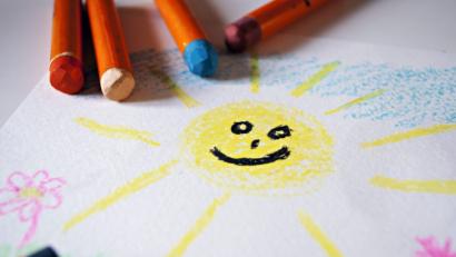 Bild: lpictures – stock.adobe.com
Egal, ob eigene Kreativität oder Bilder in einem Malbuch ausmalen: Bunte Farben auf ein Blatt Papier zu bringen, entspannt und macht auch Erwachsene glücklich.