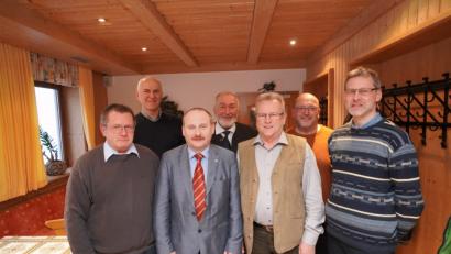 Bild: fvo
Von links: 2. Vorsitzender der Sängergruppe Floß Karl Höltl aus Plößberg, der frühere Gruppenchorleiter Herbert Kraus aus Flossenbürg, Vorsitzender Karl Herrmann, der Ehrenvorsitzende des Sängerkreises Nordoberpfalz Herbert Kick aus Waldthurn, der neue Ehrenvorsitzende der Sängergruppe Floß Josef Barth, Gruppenchorleiter Alexander Völkl und der Vorsitzende des Sängerkreises Nordoberpfalz, Georg Ebenhöch.