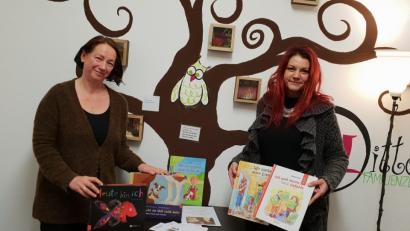 Bild: jzk
Mittendrin-Leiterin Jessika Wöhrl-Neuber (rechts) und Referentin Christine Fleischmann präsentieren Bücher zum Thema, die in der Stadtbücherei ausgeliehen werden können.