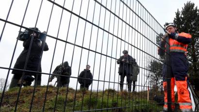 Bild:  Carsten Rehder/dpa
Dänemark, Padborg: Arbeiter montieren ein Zaunelement auf der Baustelle des Wildschweinzaunes. Dänemark startet hier den Bau des rund 70 Kilometer langen und rund 1,50 Meter hohen Wildschweinezauns entlang der dänisch-deutschen Grenze zur Abwehr der Afrikanischen Schweinepest (ASP).