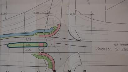 Bild: Dotzauer
Eine Fußgänger-Überquerungshilfe in der Staatsstraßen-Ortsdurchfahrt soll auf Höhe des FC-Sportheimes mehr Verkehrssicherheit gewährleisten.