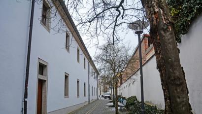 Bild: Gabi Schönberger
Die Kurt-Eisner-Anlage ist erst der Anfang. Der Weg hinter der Regionalbibliothek könnte bald Franz-Joachim-Behnisch-Weg heißen. Und Tafeln dort könnten seine Gedichte tragen, schlägt Veit Wagner im Stadtrat vor.