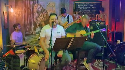 Bild: lst
Die Amberger Unplugged-Combo „Banana Creme“ überzeugte bei ihrem Auftritt am Samstagabend im „349er“ in Luhe.