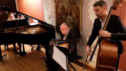 Bild: do
Mit Bandoneon, Piano und Kontrabass schenkt das Tango-Trio Gabla dem Publikum in Speinshart magische Momente. Unser Bild zeigt von links Tatjana Kwint (Piano), Norbert Gabla (Bandoneon) und Tobias Kalisch (Kontrabass).