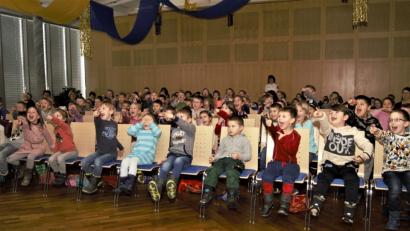 Bild: arw
Mit Begeisterung sind die Vorschulkinder beim Auftakt der Weidener Polizeipuppenbühne dabei.