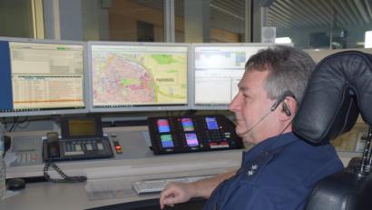 Bild: Florian Beck/Polizeipräsidium Oberpfalz
Hier klingelt das Telefon jeden Tag mehr als 340 Mal: Die Notrufannahme in der Einsatzzentrale der Oberpfälzer Polizei.