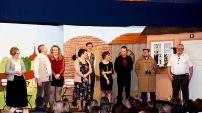 Bild: bkr
Vorstellung der Schauspieler nach dem letzten Akt. Großer Beifall belohnt alle fünf Aufzüge der Frankenpfälzer Bühne.