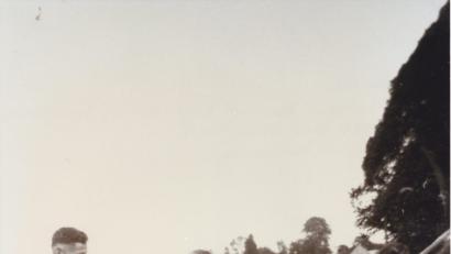 Repro: gi
Bei der Ernte mussten alle mit anpacken. Das Bild zeigt die Moosbacher und Tröbeser Karolina Wittmann, Martin Krämer, Mathilde Baier, Maria Weiß und Rudolf Krämer (von links) sowie vorne drei Kinder.