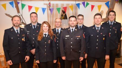 Bild: fz
Kreisbrandmeister Sebastian Hartl (Vierter von rechts) verlieh die "Deutschen Feuerwehr Fitnessabzeichen". Thomas Steiner (links) war der Sportliche Leiter.