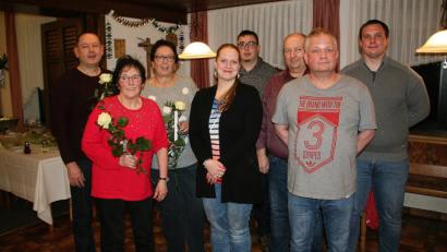 Bild: wro
Die Freien Wähler dankten für die jahrelange Arbeit (von links) Roland Ast, Anna Koller und Annemarie Mayerhöfer. Vorgestellt wurde dabei auch die aktuelle Führungsmannschaft mit (von rechts) stellvertretendem Vorsitzenden Christopher April, Kassier Thomas Schraml, Vorsitzendem Anton April, stellvertretendem Vorsitzenden Felix Englmann und Schriftführerin Denise Englmann.