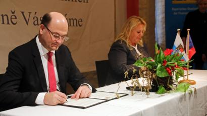 Bild: jrh
Besiegeln eine noch engere Zusammenarbeit: Bayerns Finanzminister Albert Füracker und Tschechiens Regionalministerin Klára Dostálová.