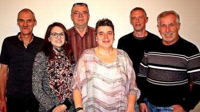 Bild: R. Kreuzer
Das neue Vorstandsteam um Engelbert Holl (Dritter von links) mit Klaus Sander, Verena Vorsatz, Katrin Holl, Herbert Gaida und Wilhelm Hösl (von links) nimmt die Arbeit auf.