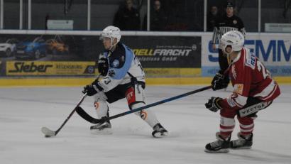 Bild: gb
Die Blue Devils (links Tomas Rubes, Szene aus der Partie am zweiten Weihnachtsfeiertag) verloren am Freitagabend das Oberpfalzderby bei Spitzenreiter EV Regensburg mit 1:6.