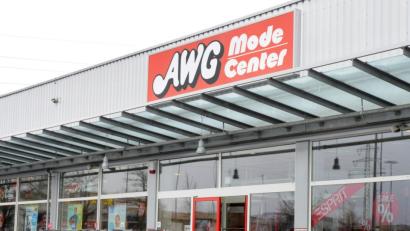 Bild: Stephan Huber
Im „AWG Mode Center“ im Fachmarktzentrum „An den Franzosenäckern“ sind acht Verkäuferinnen von der Insolvenz betroffen. Die knapp 1400 Quadratmeter großen Räume hat das Unternehmen seit Oktober 2001 angemietet.
