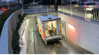 Bild: Alexander Auer
Der Rettungswagen ist zu hoch - oder die Unterführung zu niedrig.