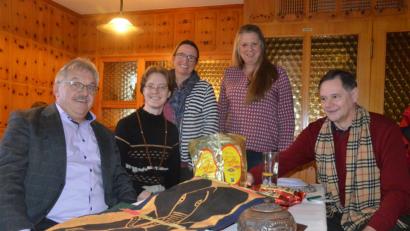 Bild: Kunz
Die Vorstandsmitglieder von "Mtendere" freuen sich über Kaffee und Handarbeiten, die Norbert und Ursula Freundorfer aus Malwi zum Verkauf mitgebracht haben.