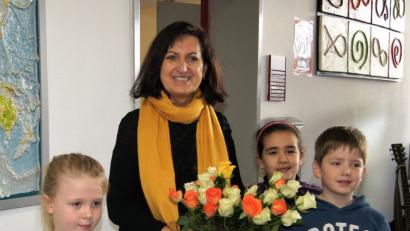 Bild: Hirsch
Mit einem bunten Rosenstrauß gratulierten die Schüler der Kreuzbergschule Rektorin Maria Karg-Pirzer zum 60. Geburtstag.