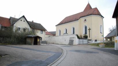 Bild: sche
Durch den Abriss eines Gebäudes (links im Bild) wird in Pursruck ein multifunktionaler Platz geschaffen. Auch Parkplätze (rechts) und ein barrierefreier Aufgang zur Kirche sollen entstehen.