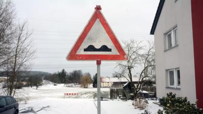 Bild: Gabi Schönberger
Der Stadtrat diskutiert über eine Auszeit für die Straßenerschließung, nachdem der Minister meinte, die Kommunen könnten plötzlich nach freiem Ermessen abrechnen. Betroffen davon sind unter anderem die Anwohner der Straße Am Stein in Rothenstadt.