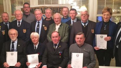 Bild: Dobmeier
Immer wieder eine schöne Aufgabe: Vorsitzender Alfons Landgraf (hinten, Dritter von rechts) ehrt seine erfolgreichen Sportschützen und langjährige Mitglieder.