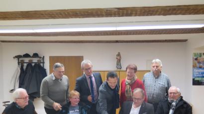 Bild: jzk
Informationen von Bundestagsabgeordnetem Albert Rupprecht (Fünfter von links) erhalten Josef Krauß, Michael Hautmann, Karingard Vangerow, Rita Ponnath, Roman Schäffler, Willi Prieschenk und Paul Völkl (von links) im CSU-Bürgerbüro.