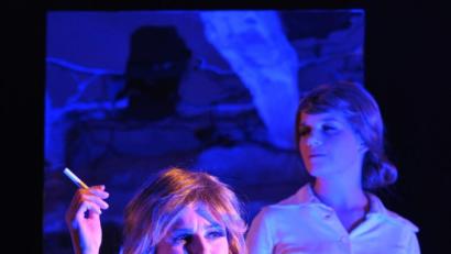 Bild: Landestheater Oberpfalz
Die Knef und die junge Hilde: Claudia Lohmann und Doris Hofmann verkörpern sie in dem Schauspiel "Für mich soll's rote Rosen regnen".