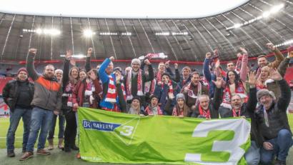 Bild: BR/Markus Konvalin
Tolle Sache: Die Schmidgadener Gruppe freut sich über die Einladung in die Allianz-Arena.