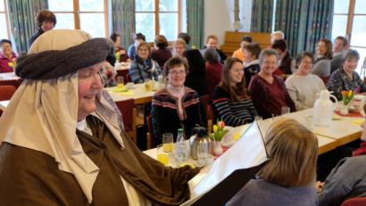 Bild: le
Eine Paradevorstellung gibt die Flosser Humoristin und Laienschauspielerin Brigitte Beer, die alle Besucher beim Landfrauenfrühstück am Samstag im evangelischen Gemeindehaus hellauf begeistert.