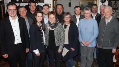 Bild: frd
Tobias Ehrenfried (links) steht für weitere zwei Jahre an der Spitze des CSU-Ortsverbandes Oberviechtach, hier im Bild mit den weiteren Vorstandsmitgliedern.