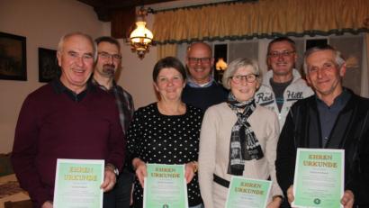 Bild: frd
Für ihre Treue zur Polizeigewerkschaft werden (vorne, von links) Georg Ederer, Lusie Hofmann, Marita Manz und Eduard Schmid geehrt. Die Auszeichnung überreichen (hinten, von links) GdP-Kreisgruppenvorsitzender Markus Hammerer, stellvertretende Bezirksvorsitzender Gerhard Knorr und zweiter Kreisgruppenvorsitzender Georg Pfannenstein.