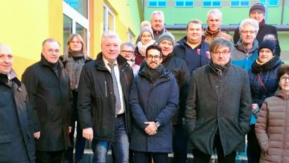 Bild: mef
Bürgermeister Jan Opel (vorne, Mitte) empfängt mit seinen Stellvertretern Oldrich Rozšafný (vorne, Zweiter von rechts) und Pavel Liška (vorne, Dritter von rechts) die Delegation des Flosser Marktgemeinderats. Beeindruckt sind die Oberpfälzer mit Bürgermeister Günter Stich (vorne, Vierter von links) vom herzlichen Empfang der tschechischen Gastgeber.