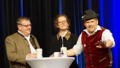 Bild: weu
Einen heiteren, unterhaltsamen Abend bescherten „Preißin“ Frederike (Sophie Meinecke) und Urbayer Schorsch (Rudi Gall, rechts) den Besuchern in der Schwarzachtalhalle. Auch einige Gäste wurden auf die Bühne geholt und zur Freude der Zuschauer Teil der Show.