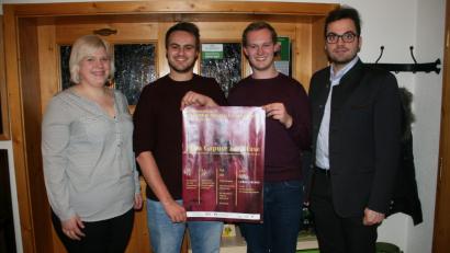 Bild: wro
Veronika Höcht, Markus und Christopher Prechtl stellten gemeinsam mit Dirigent Franz Stierstorfer das Festprogramm bei der Jahreshauptversammlung vor.