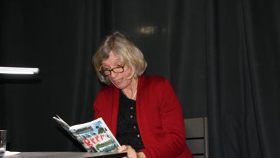 Bild: kmo
Eine von 13 Autoren in "Rrrr": Barbara Krohn bei der Lesung in der Amberger Stadtbibliothek.