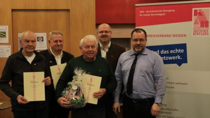 Bild: Kunz
Teamsprecher Michael Träger und Präses Dekan Johannes Lukas (von rechts) gratulieren den Geehrten Herbert Rebhan, Manfred Ehrl und Xaver Spies.