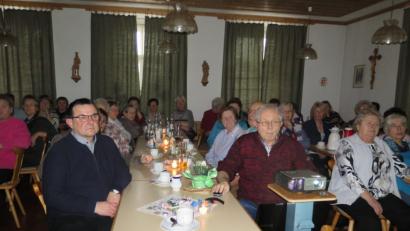 Bild: jzk
Groß ist das Interesse der Senioren am Bildvortrag von Johann Spörrer (am Projektor) über den Zinster Steinbruch. Auch Stadtpfarrer Konrad Amschl (links) lauscht gespannt seinen Erläuterungen.