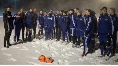 Bild: ref
Trainer Dominik Haußner (links) musste beim Auftakt improvisieren: Auf dem schneebedeckten Platz waren keine Übungseinheiten möglich, stattdessen schickte er die Mannschaft auf eine kleine Dorfrunde. Laufen statt Fußball hieß am Dienstag Abend die Devise.