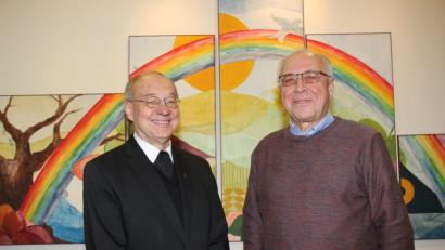 Bild: ads
Pfarrer Ludwig Gradl (links) überreichte Manfred Baldauf gleich drei Urkunden, davon zwei von der Pfarrei und eine von der Diözese.