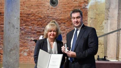 Bild: Bayerische Staatskanzlei/Rolf Poss
Hannelore Narr erhält ihre Auszeichnung von Ministerpräsident Markus Söder.