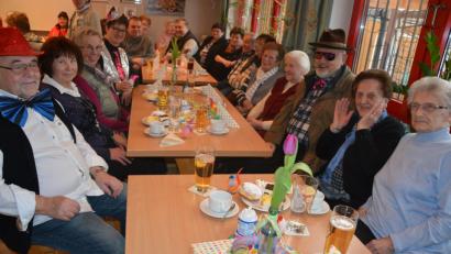 Bild: jr
Zum Seniorenfasching waren auch Pfarrer Anton Witt (Dritter von rechts) und 3. Bürgermeister Ernst Bayer (links) ins SV-Sportheim gekommen.
