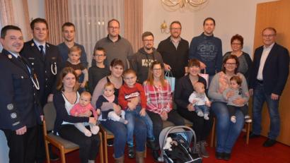Bild: jr
Für die Neugeborenen des zweiten Halbjahres 2018 und ihre Familien fand ein Empfang im Rathaus statt. Mit im Bild (von links) die Kommandanten Stefan Kreuzer (Konnersreuth) und Markus Stock (Neudorf) sowie (von rechts) Bürgermeister Max Bindl und Familienbeauftragte Christa Wölfl.