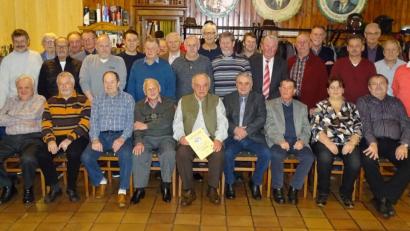 Bild: Dobmeier
Die Mitglieder um Vorsitzenden Hans Dietl (rechts) feiern 50 Jahre "Kartenfreunde Grüne Au".