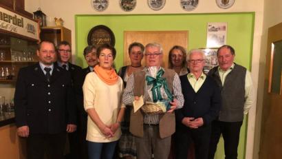 Bild: gi
Die Feuerwehr Ödpielmannsberg, der OWV Moosbach sowie Frauen vom „Zwinker-Stammtisch“ ließen Josef Bayerl (Vierter von rechts) zum 70. Geburtstag hoch leben. Erste Gratulantin war natürlich seine Frau Erika (Vierte von links).