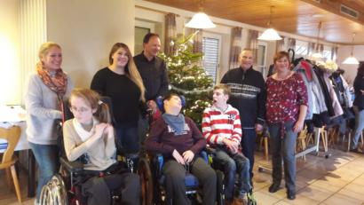 Bild: exb
Die Kinder des Fördervereins "Rasselbande - besondere Kinder" mit Sitz in Neustadt/WN durften sich im DJK-Sportheim gleich über zwei Spenden freuen.