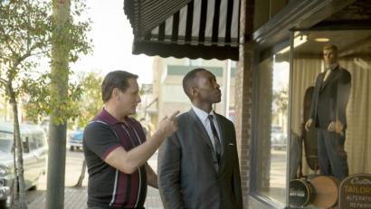 Bild: eOne Germany/dpa
Tony "The Lip" Vallelonga (Viggo Mortensen, links) findet, dass Don Shirley (Mahershala Ali) sich einen neuen Anzug zulegen sollte.