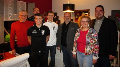 Bild: sck
Eine glückliche Hand für den Sportclub Glückauf wünscht (von links) Dritter Bürgermeister Norbert Gradl den Vorstandsmitgliedern Bastian Molzer (hinten), Michael Pepiuk, Stephan Wiesneth, Thomas Ziegler, Brigitte Gradl und Jürgen Neubauer. 	Bild: sck