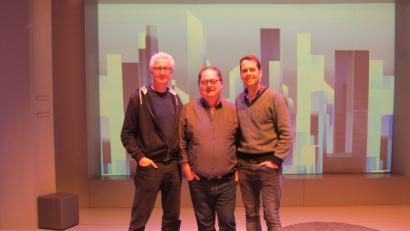 Bild: aks
Folke Braband, Jürgen Tarrach und Tommaso Cacciapuoti (von links) im Amberger Bühnenbild von "Fehler im System".