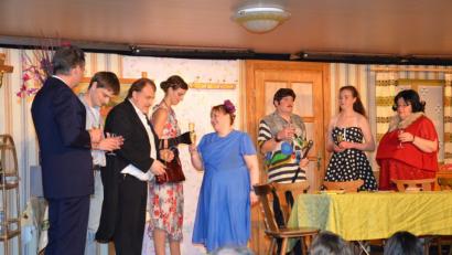 Archivbild: fjo
Zurecht fordert Michaela Bösl (Mitte) bereits beim letzten Herbststück Spielleiter Josef Kleber (Dritter von links) zum Anstoßen mit einem Glas Sekt auf, nachdem die "Dorfbühne" von Erfolg zu Erfolg eilt.